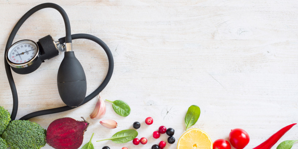 Persona leyendo y aprendiendo sobre nutrición.
